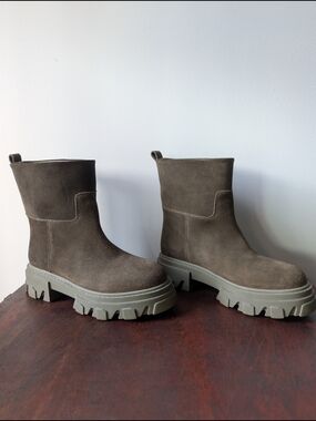 Gia Borghini Suede Lug Sole Ankle Boots EU 38 | Made in Italy | Olive Green